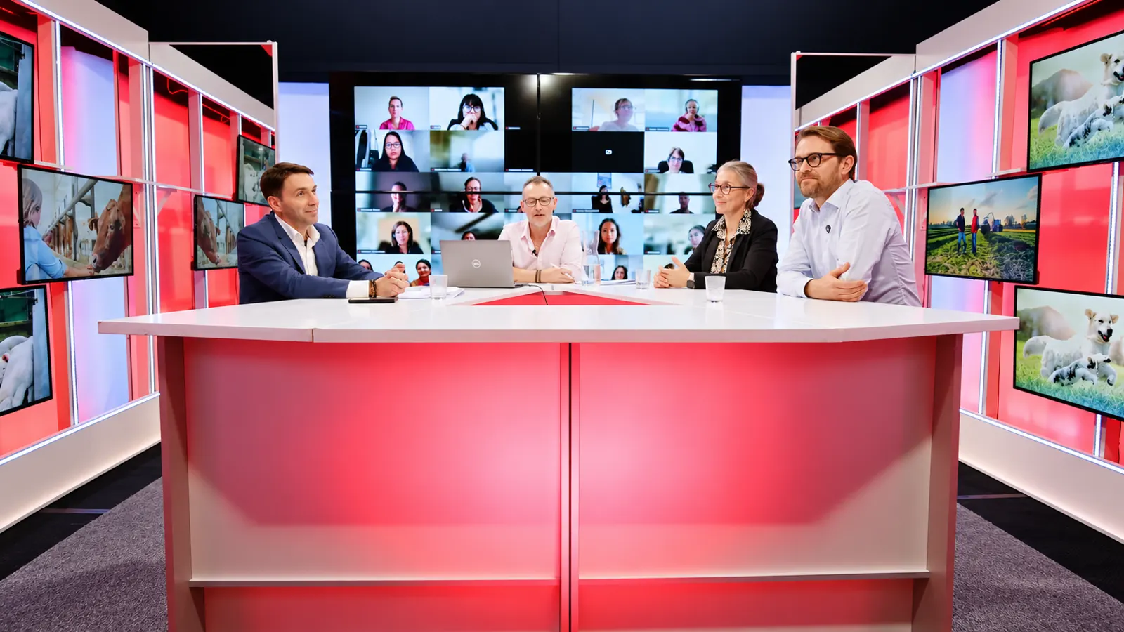 Plateau avec intervenants sur place et à distance sur écran