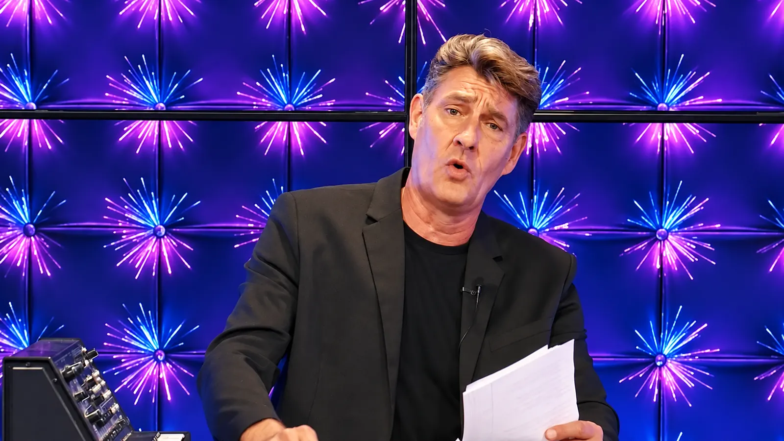 Présentateur face caméra sur un plateau RECBOX