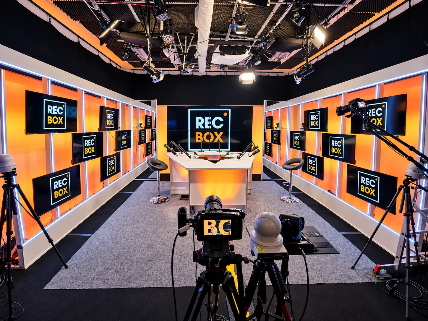 Studio RECBOX à l'identité RECBOX, caméras en place